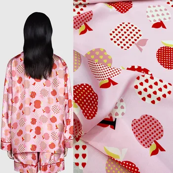 ширина 145 см, модная шелковая атласная ткань с принтом розового яблока и сердца, имитирующая шелк, для женского платья, блузки, брюк, пижамы, ткань для шитья своими руками