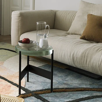 Типовая комната: светлый роскошный стиль, небольшой круглый столик, металлическая краска, сбоку от гостиной несколько боковых столиков с водной рябью